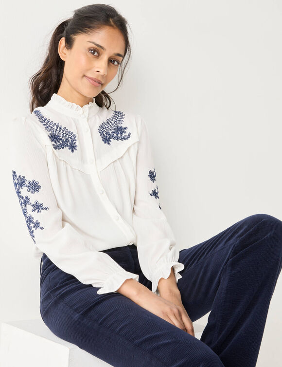 Chemisier brodé col volanté, crépon (écru / marine) Chemisier brodé col volanté, crépon (écru / marine)